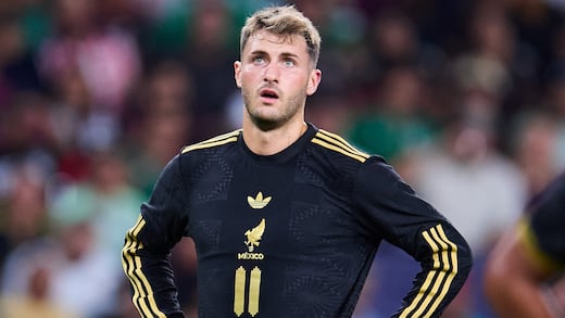 ¿Cuánto tiempo estará fuera de las canchas? Santiago Giménez rompe el silencio tras ser operado del tobillo