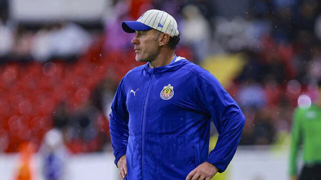 DT de Chivas estalla contra reportero en conferencia