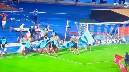 Barristas bajan hasta la cancha para reclamar a jugadores por sus pésimos resultados