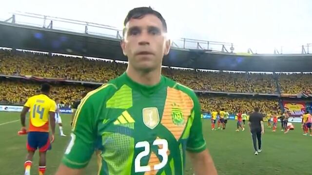 Dibu Martínez agrede a camarógrafo.