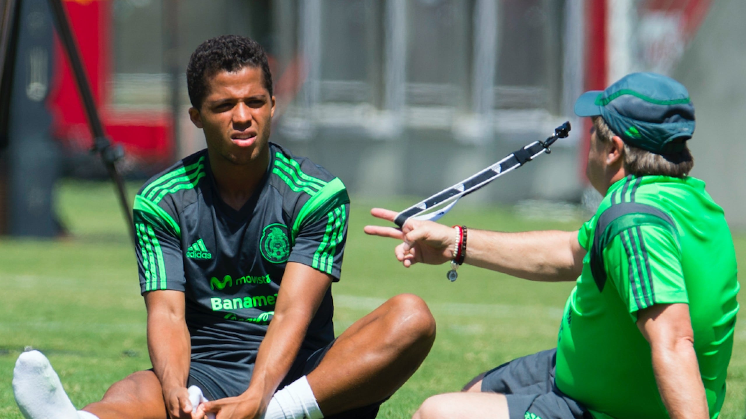 Giovani dos Santos y Miguel Herrera