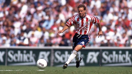 El día que a Luis García le dio frío tirar un penal y dejó a Chivas sin un título