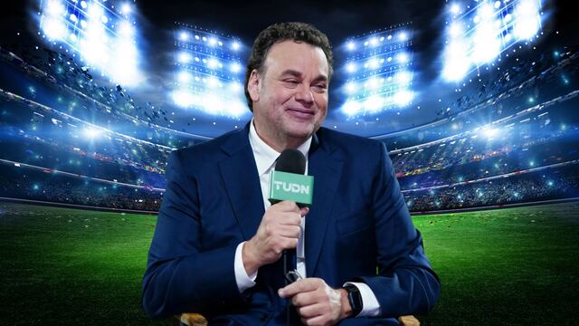 David Faitelson muestra su gran talento para jugar futbol
