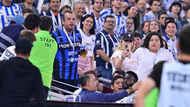 Jugador de León se pelea con aficionado de Rayados en el Apertura 2024