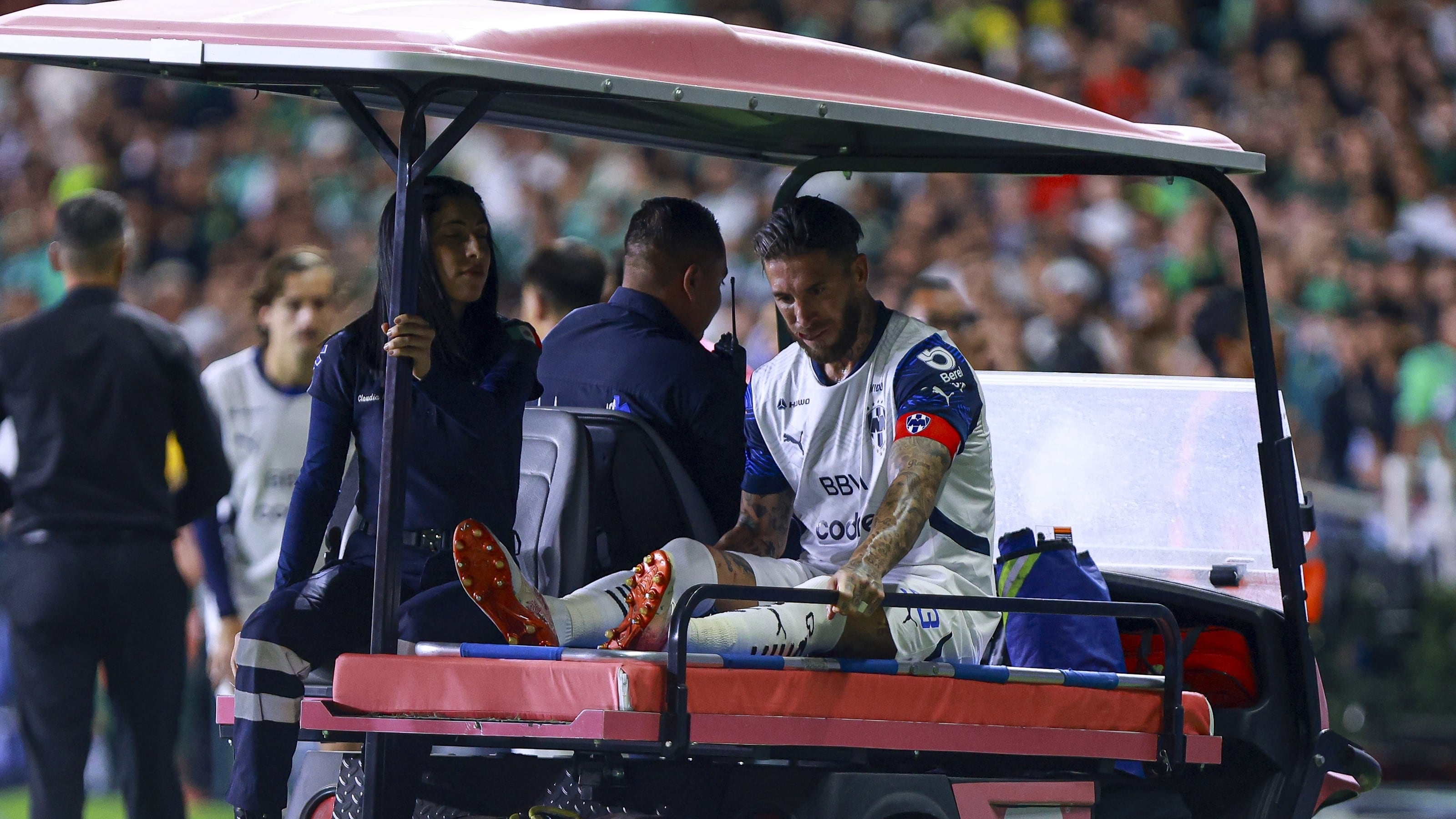 Sergio Ramos sufrió una lesión muscular en el partido entre Monterrey y León.