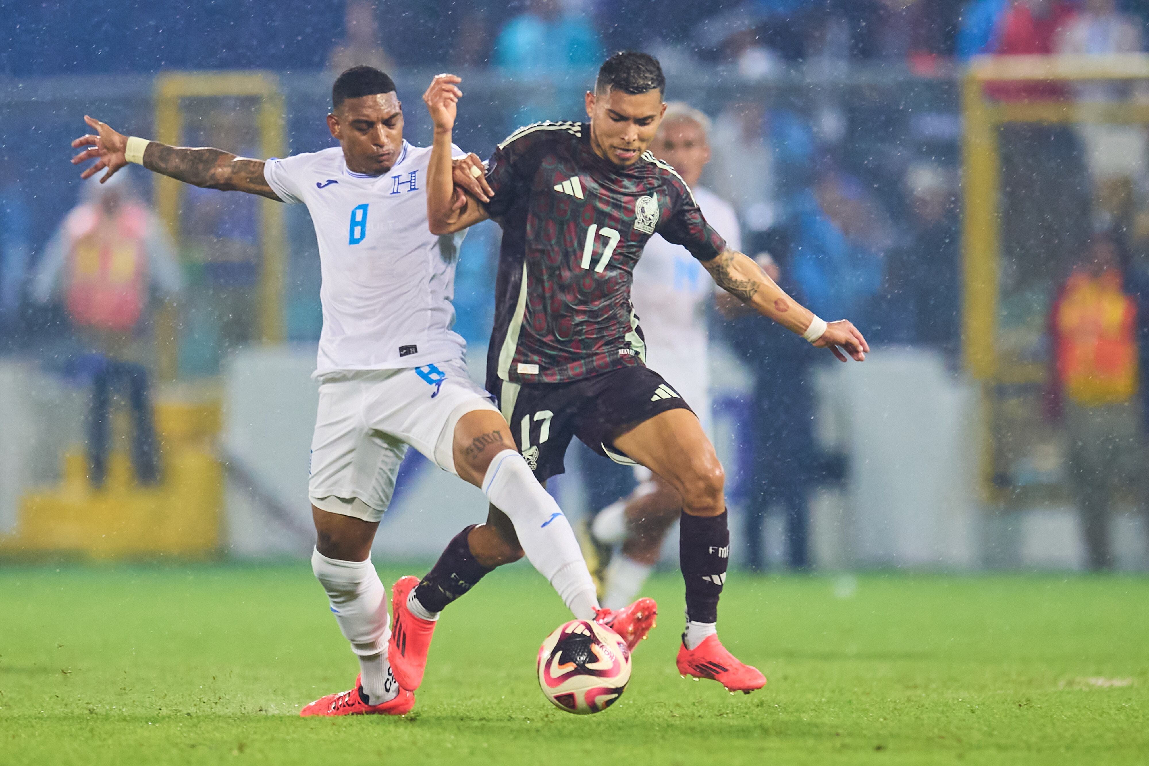 Orbelín Pineda en el México vs Honduras.