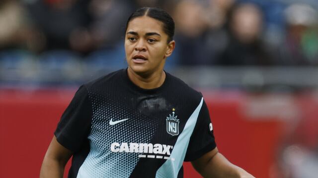 Hombre recibe condena de cárcel por insultos racistas a futbolista Jess Carter.