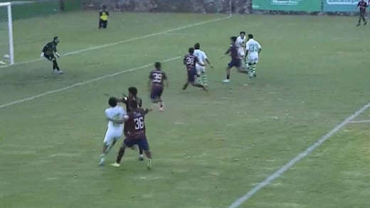 Caos en la Liga Premier: Agresiones, gol fantasma y partido terminado antes de tiempo