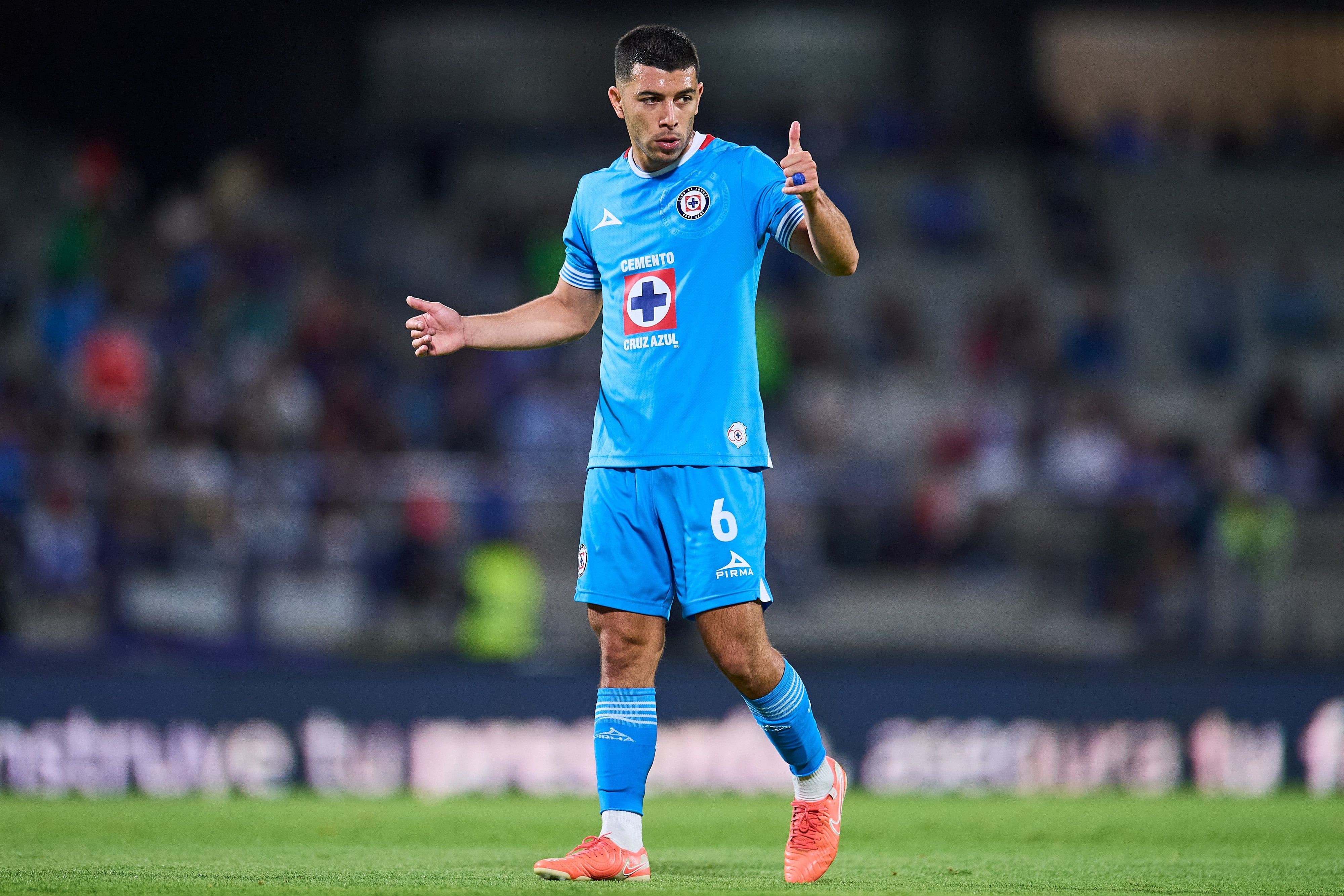 Erik Lira en el Cruz Azul vs Rayados.