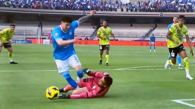 ¿Están robando al Cruz Azul? VAR le quita a La Máquina lo que parecía un claro penalti