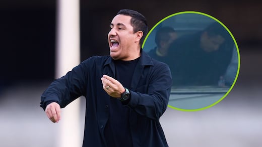 ¿Ya se quiere ir? Captan terrible gesto de Efraín Juárez desde el palco en el Pumas vs Chivas
