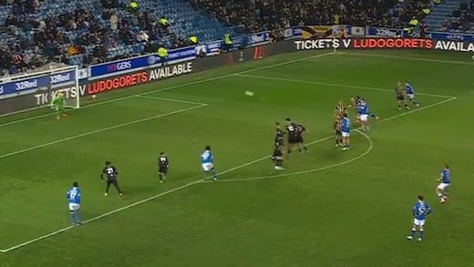 ¡Para ver mil veces! Así fue el hipnótico y hermoso gol de tiro libre en Escocia