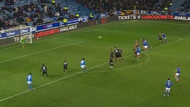 Así fue el hipnótico y hermoso gol de tiro libre en Escocia