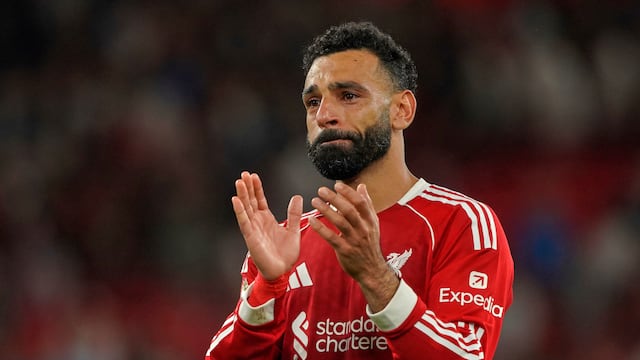 Mohamed Salah no pudo contener las lágrimas durante el homenaje de los aficionados de Liverpool a Diogo Jota.