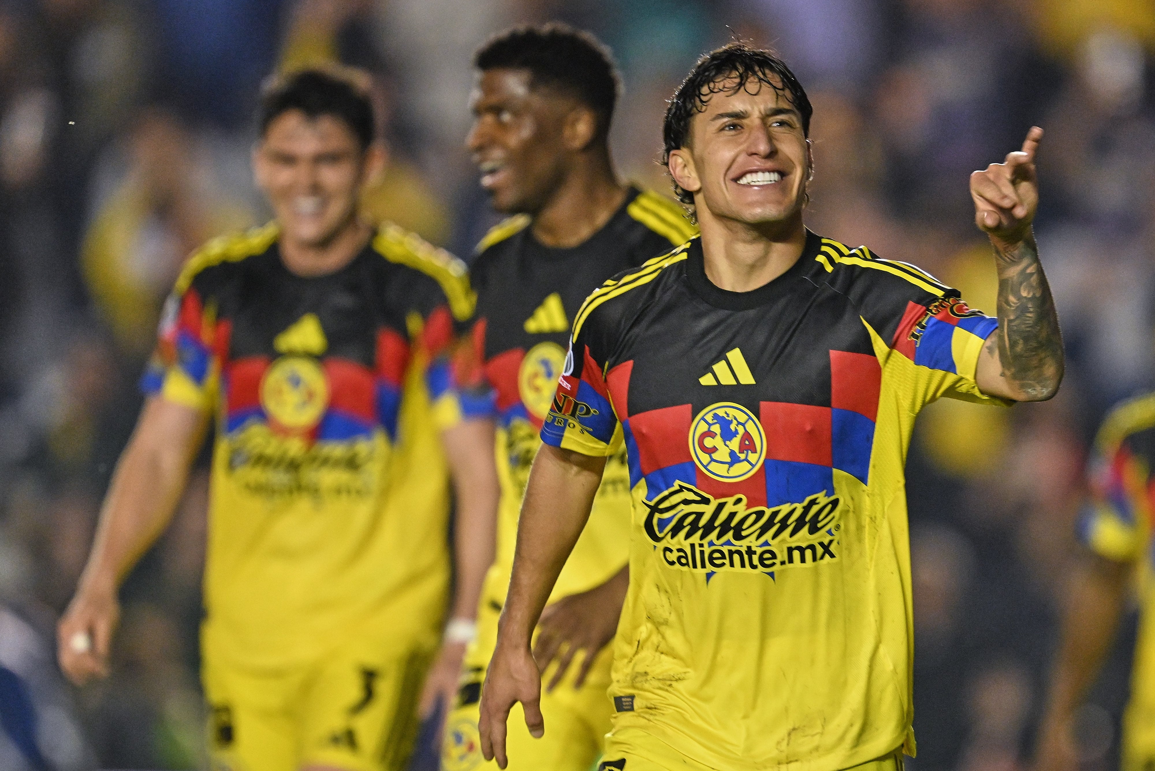Alejandro Zendejas celebró doblete ante Pumas.