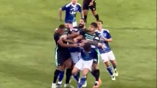 ¡Se dieron con todo! Real Betis y Como protagonizan brutal pelea campal en partido amistoso.
