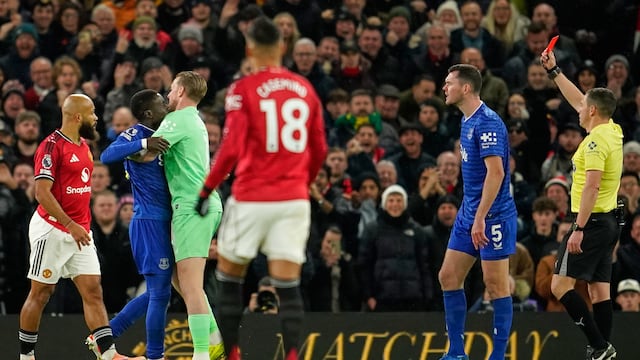 Gana Gueye fue expulsado en el Manchester United vs Everton tras pelear con su propio compañero de equipo