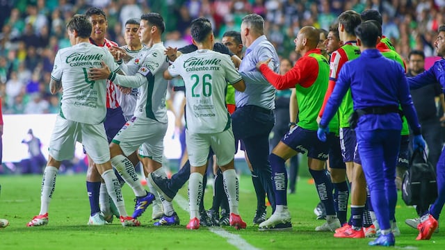 DT de Chivas pierde la cabeza y le da patada a James Rodríguez en pleno partido.
