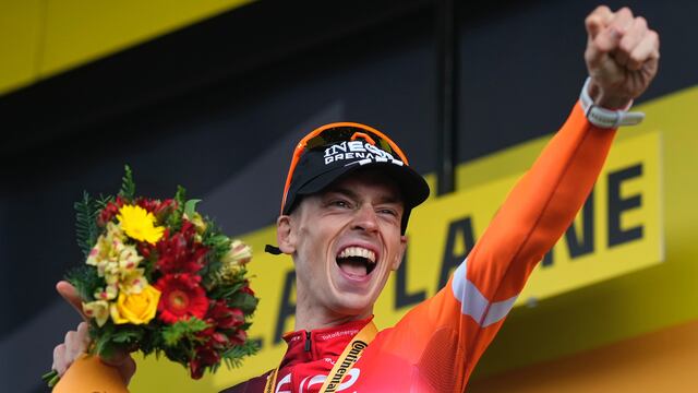Thymen Arensman celebra su victoria en la 19na etapa del Tour de Francia, el viernes 25 de julio de 2025. (AP Foto/Mosa'ab Elshamy).
