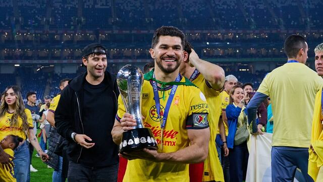 Henry Martín con el título del Apertura 2024.