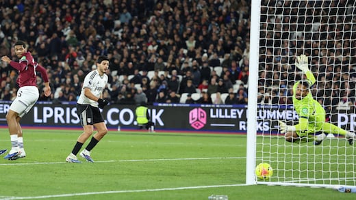 Raúl Jiménez volvió a anotar en la Premier y está a nada de alcanzar brutal récord que lo confirma como uno de los mejores delanteros mexicanos