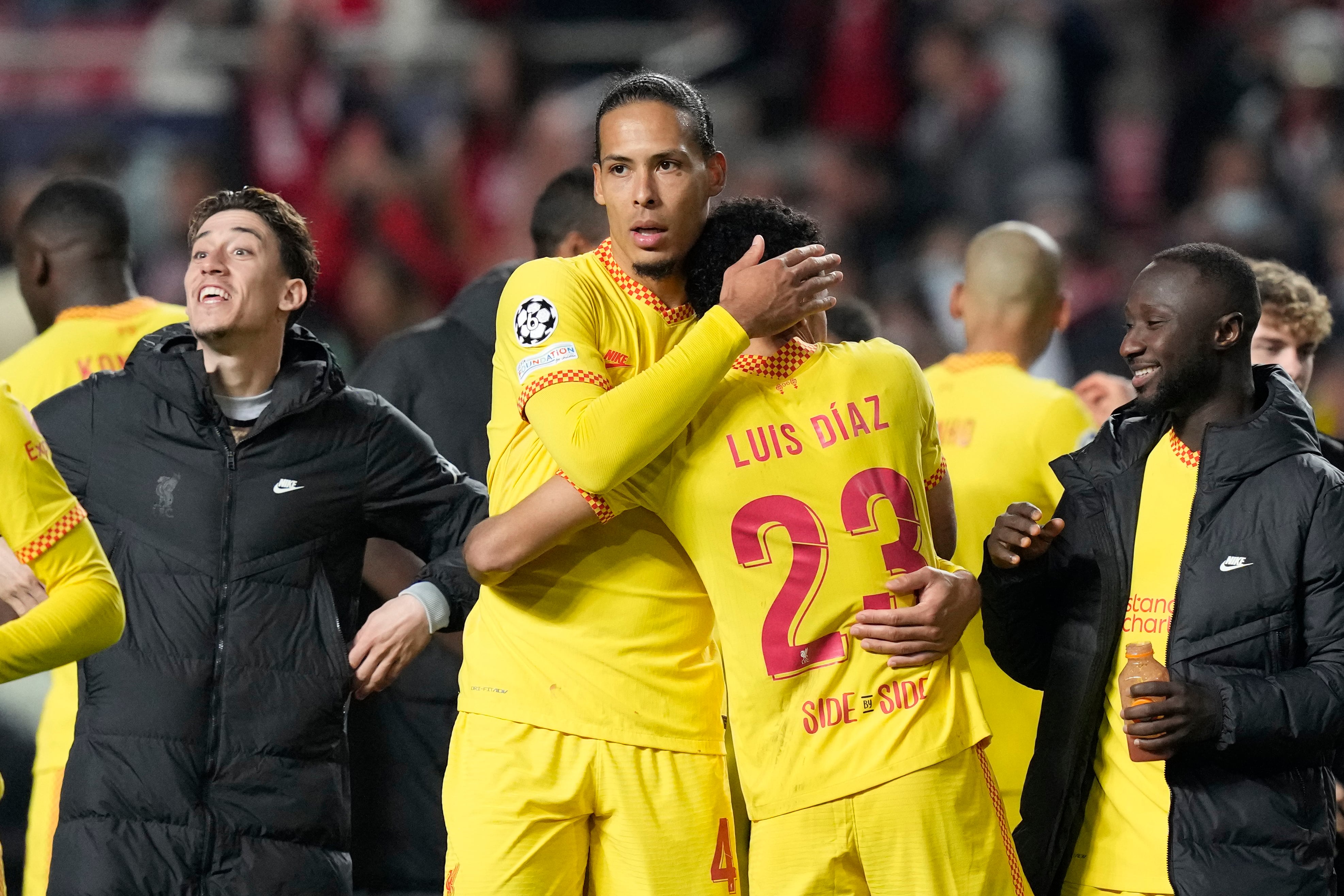 Virgil van Dijk y Luis Diaz (AP Photo/Armando Franca)