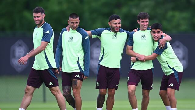 Santiago Giménez revela una acción que le sorprendió de Gilberto Mora