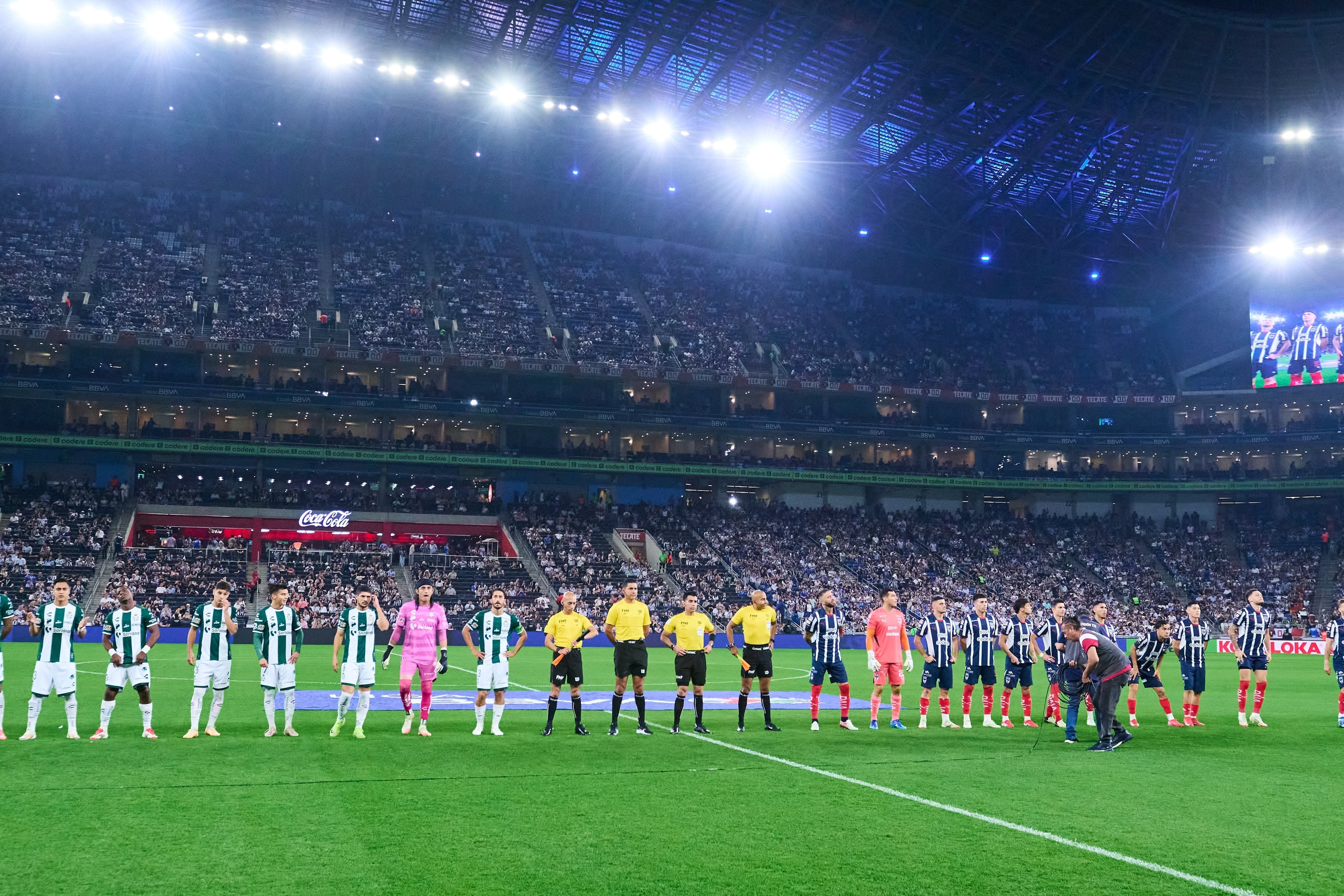 VIDEO: Fan de Rayados fue agredido en el Estadio BBVA.