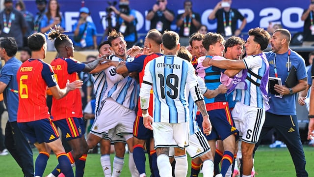 FIFA castigó a tres futbolistas argentinos y a Roberto Ayala por los incidentes posteriores a la derrota ante España.