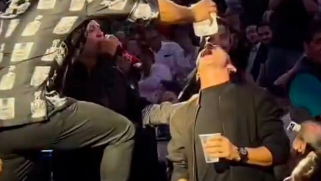 Filtran video de Andrés Guardado tomando en concierto