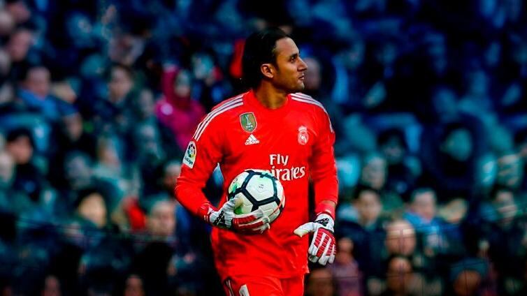 Keylor Navas prepara un despeje.