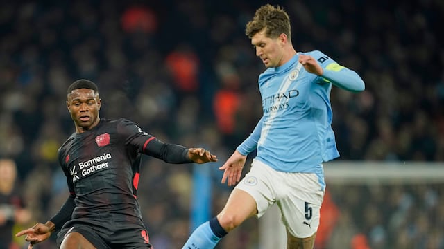 Referente del Manchester City se lesiona poniendo su árbol de navidad.