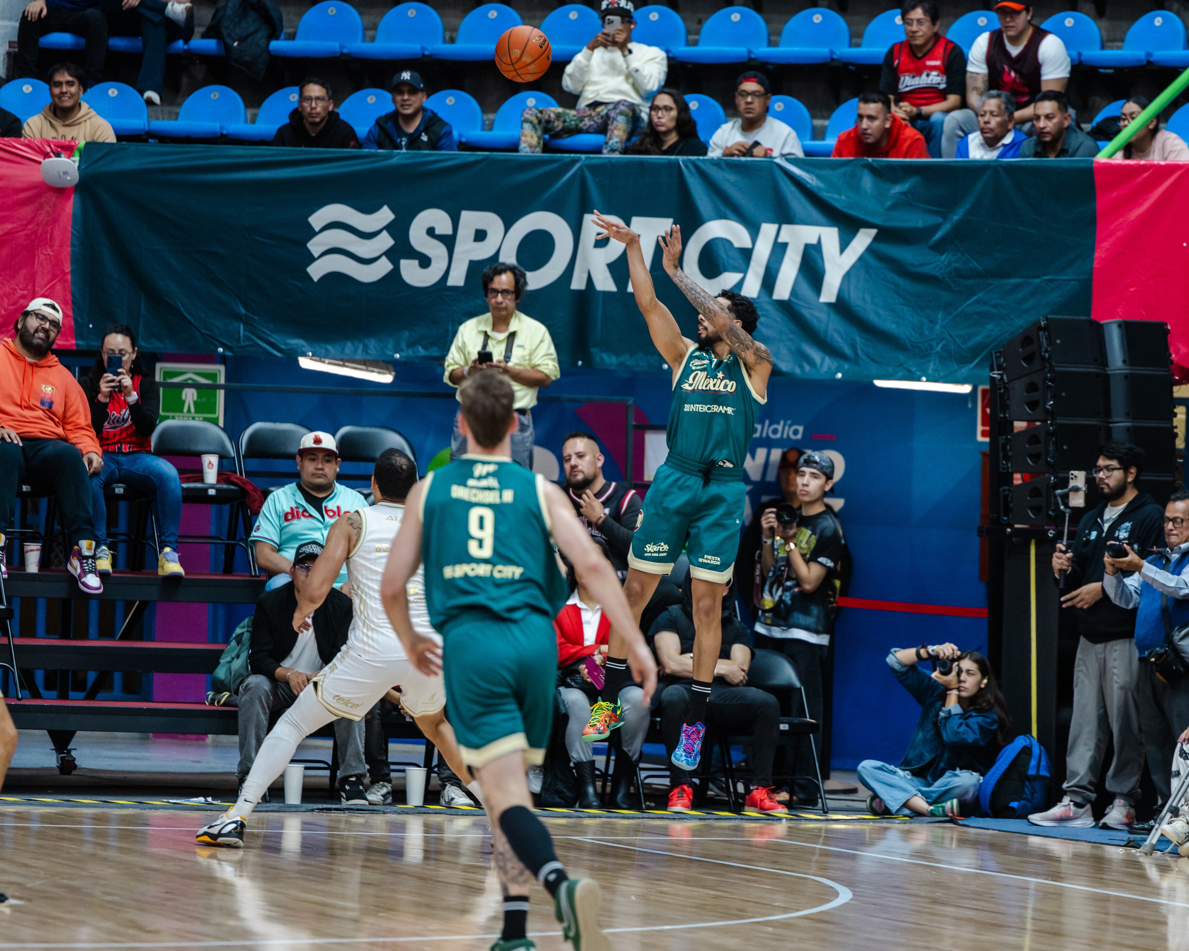Los capitalinos ganaban por cinco puntos, pero Fuerza Regia respondió desde la línea para completar una remontada dramática.