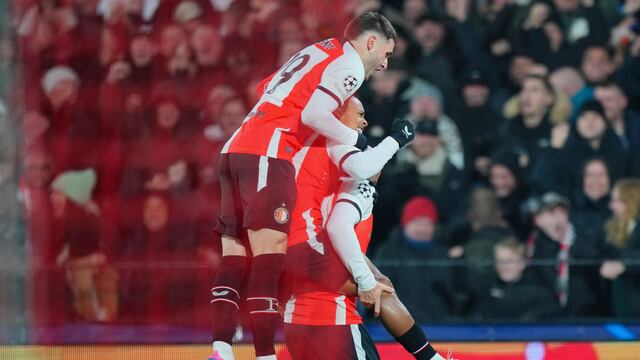 Santiago Giménez anotó con el Feyenoord en Champions League
