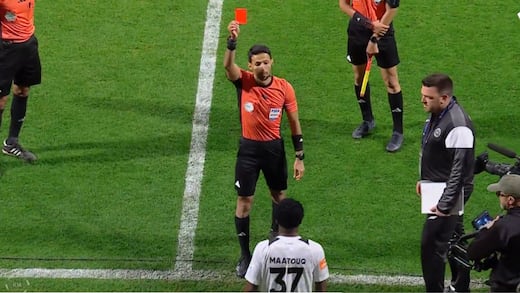 Futbolista escupe a árbitro y podría recibir suspensión de hasta seis meses