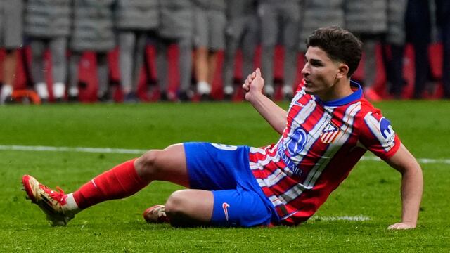 “Siempre a mi”: Así fue el brutal berrinche de Julián Álvarez al salir de cambio en partido del Atlético de Madrid.