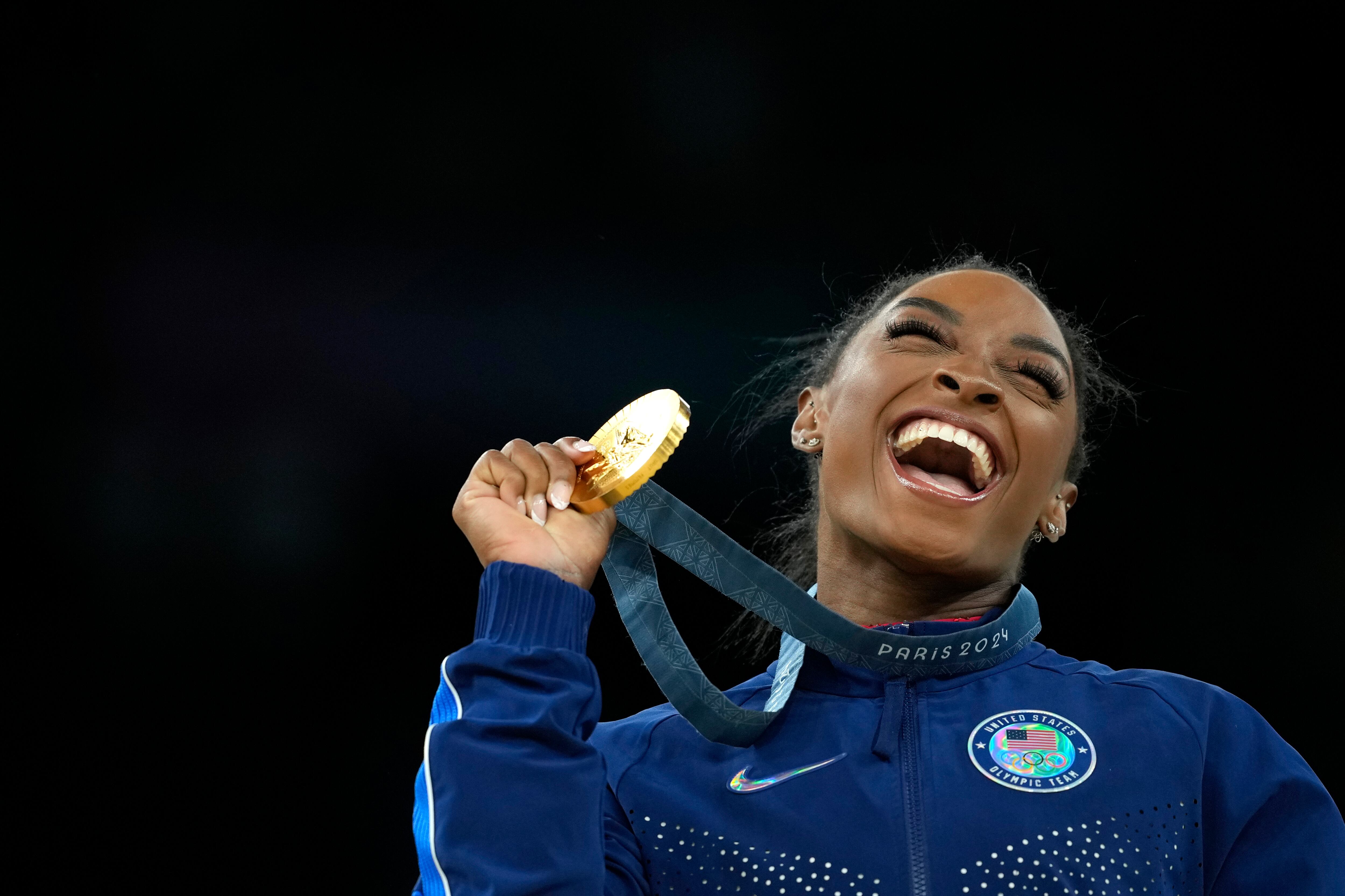 Simone Biles con su medalla de París 2024.