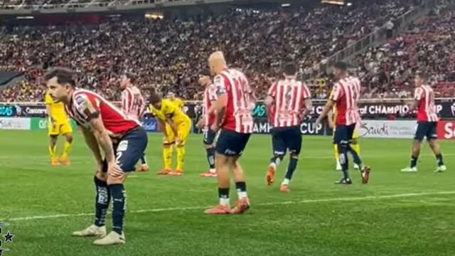 Captan a leyenda de Chivas dando indicaciones a un jugador mientras comentaba el partido