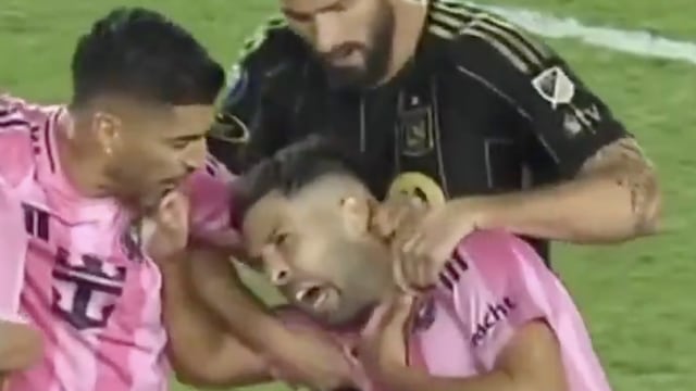 ¿Luis Suárez mordió a Jordi Alba? El brutal video que ya le dio la vuelta al mundo