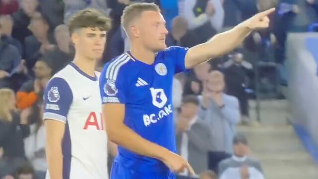 Jamie Vardy se burla del Tottenham.