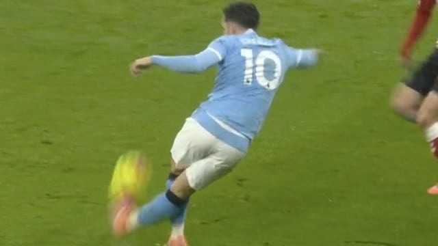 Rayan Cherki metió una rabona perfecta en la asistencia para el gol de Phil Foden en Manchester City