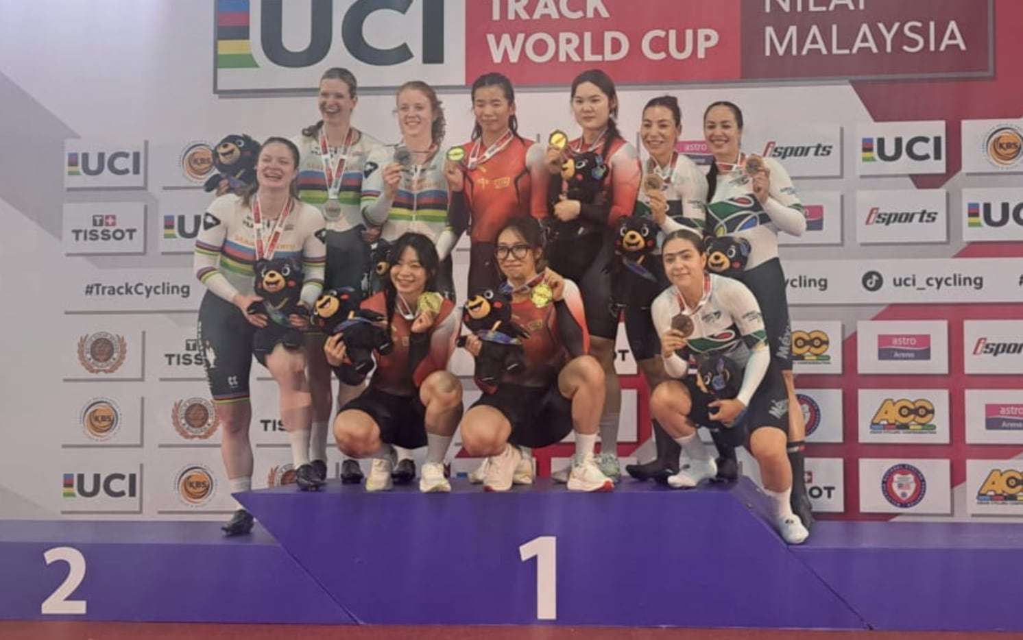 Equipo femenino de velocidad en la Copa del Mundo, disputada en el velódromo de Nilai, Malasia.