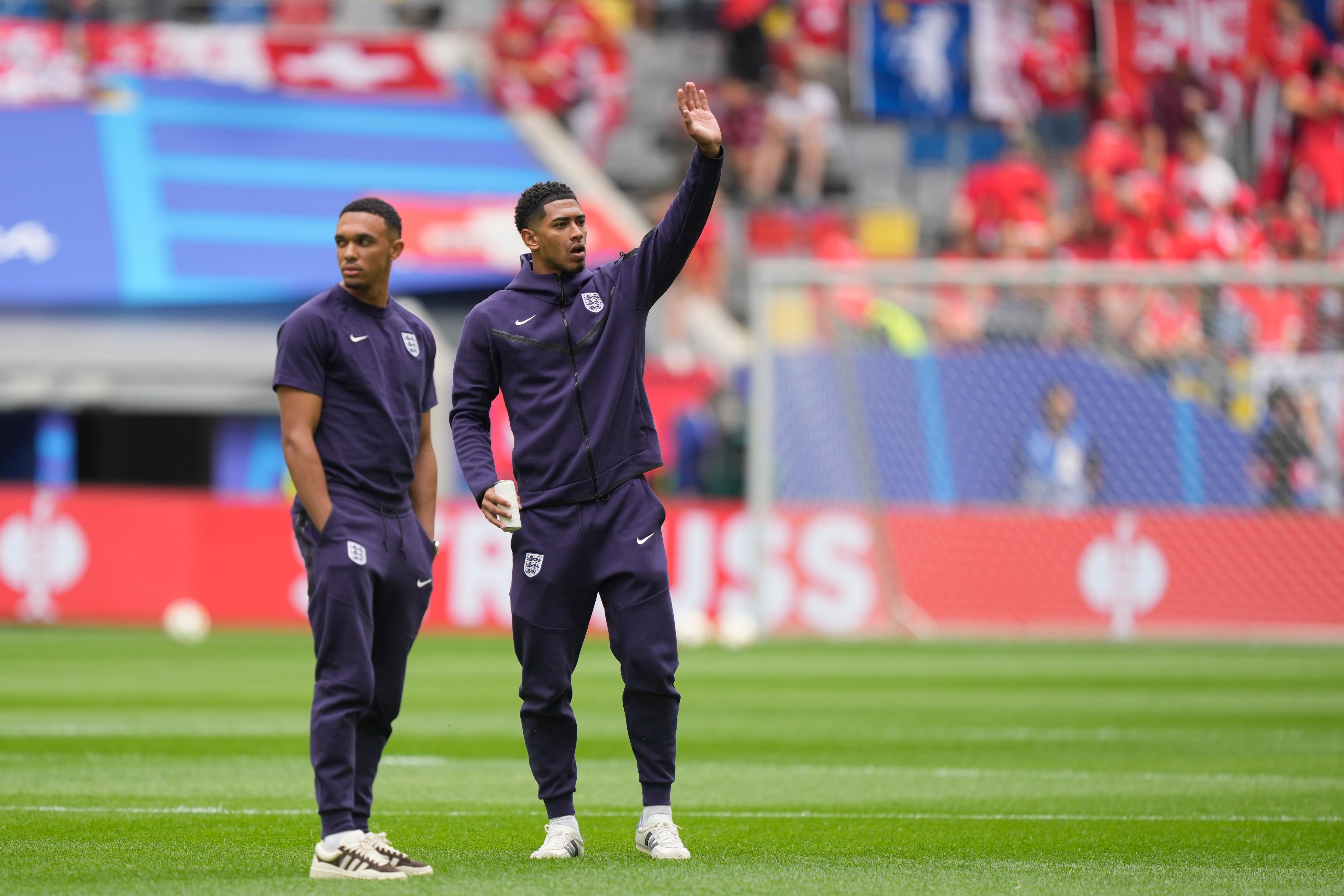 Trent Alexander Arnold y Bellingham con Inglaterra.