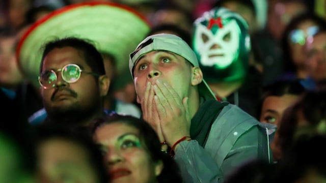 Mexicanos lamentando la derrota de la Selección en el Mundial 2026