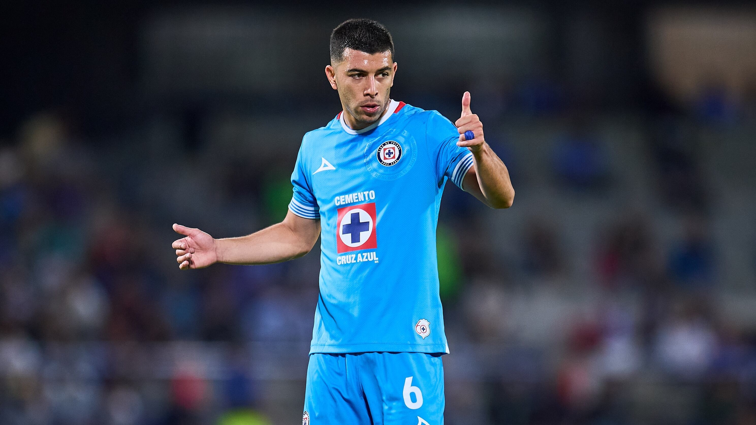 Erik Lira en el Cruz Azul vs Rayados.
