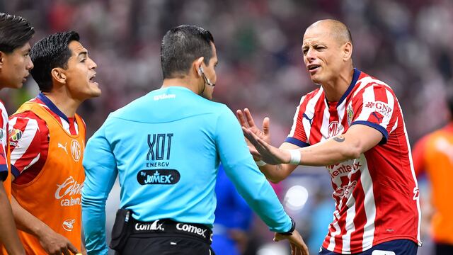 Chicharito ya presentía “robo” arbitral a Chivas; lo advirtió en discurso que dio en vestidor