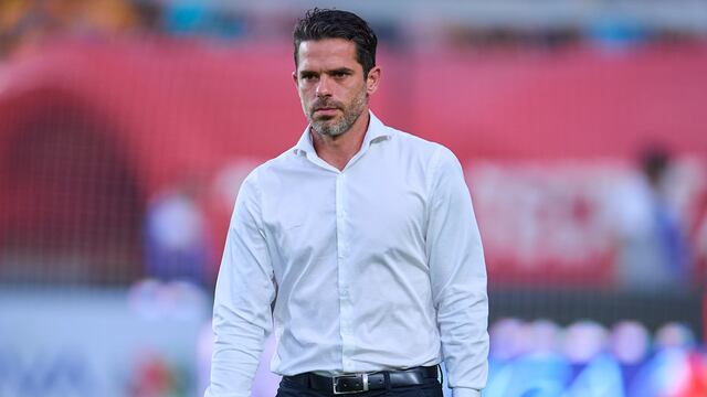 Pese a ya no estar en Boca Juniors, Fernando Gago le complicaría el presente a los Xeneizes y su DT