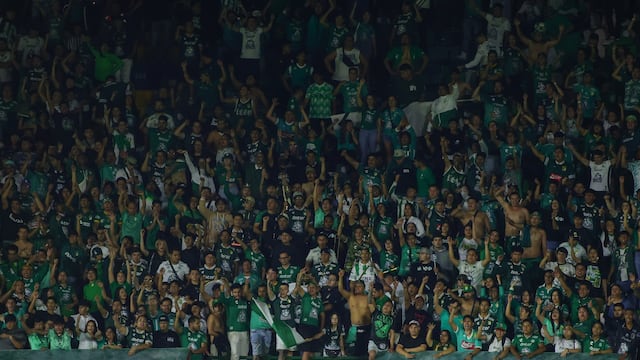 La insólita razón por la cual sacaron del Estadio Azulcrema a dos fans del Club León.