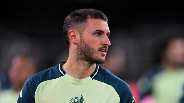 Santiago Giménez entrenando con la Selección Mexicana.
