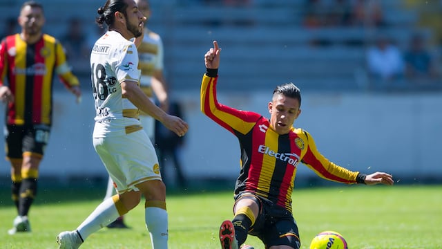 Exjugador de Leones Negros saca pistola y se la da a un futbolista en pleno partido.